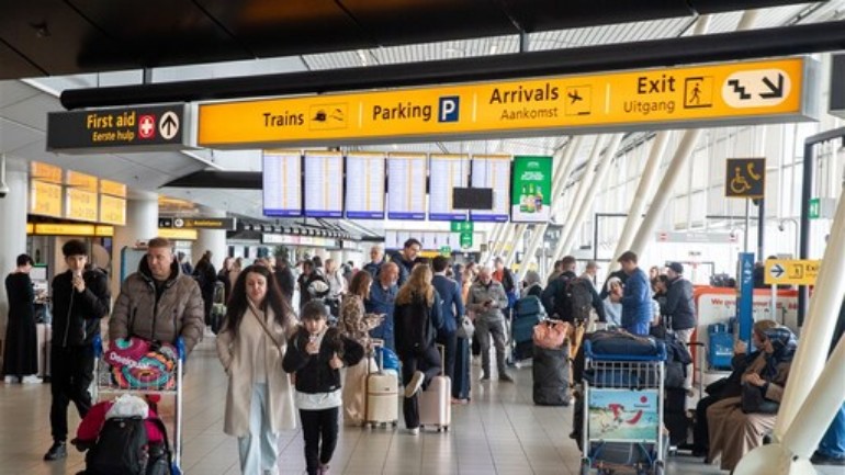 حالات إغماء في مطار سخيبول بسبب الازدحام الشديد مع بداية عطلة مايو