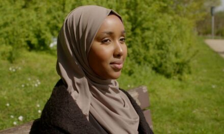 الشباب المسلم يروي تجاربه حول التمييز العنصري: “تم البصق علي بسبب حجابي”