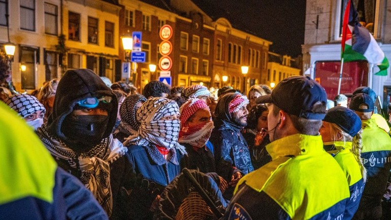 اعتقال 32 شخصًا خلال احتجاجات طلابية مؤيدة لفلسطين في أمستردام وإخلاء مبنى الجامعة في أوتريخت