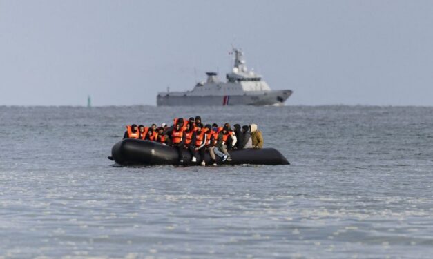 وفاة أربعة أشخاص وإنقاذ 56 شخص بعد إنقلاب قاربهم أثناء محاولتهم الوصول إلى بريطانيا