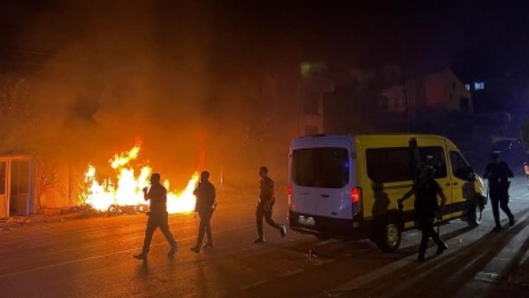 أتراك يضرمون النيران في منازل ومتاجر السوريين في مدينة قيصري بعد شائعات عن جريمة