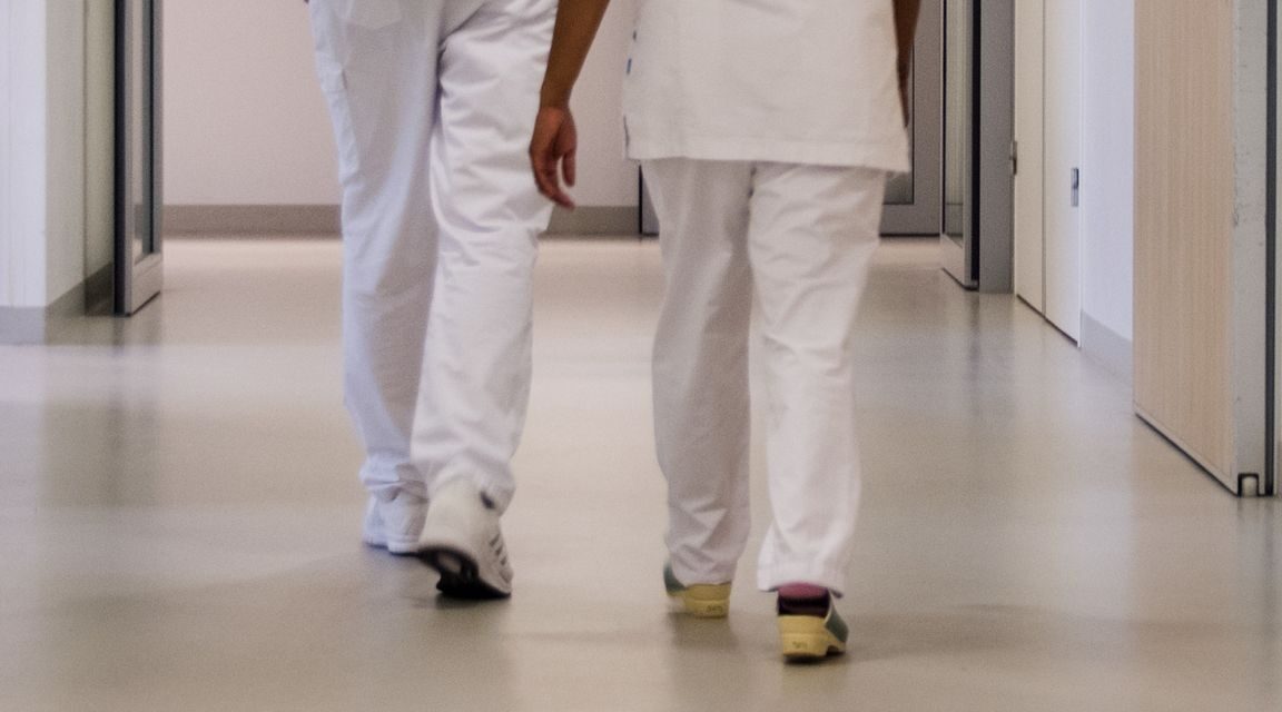 لم يعد يُسمح لطبيب متخصص بالعمل في مهنة الطب بعد الاعتداء الجنسي على ابنة زوجته