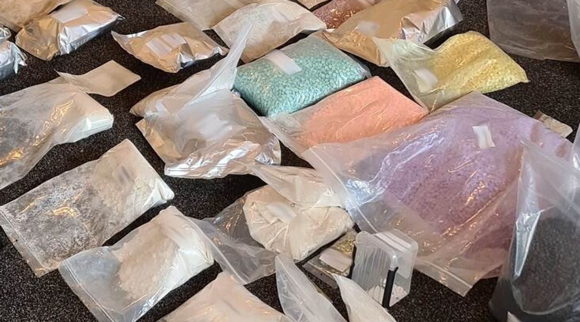 عشرات الوفيات المحتملة بين زبائن متاجر الأدوية غير القانونية عبر الإنترنت