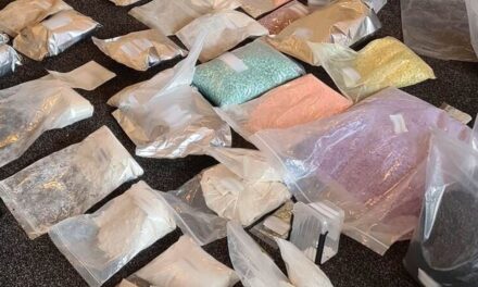 عشرات الوفيات المحتملة بين زبائن متاجر الأدوية غير القانونية عبر الإنترنت