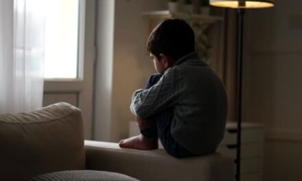 تعرض طفلين تم سحبهما من منزلهما وإيداعهما في دار رعاية لانتهاكات خطيرة وعضات الكلاب