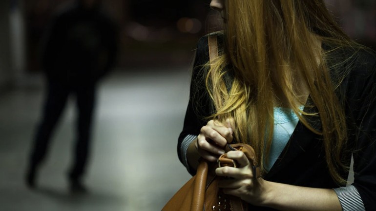 القبض على مشتبه به (18 عام) بتهمة التحرش والاعتداء الجنسي على خمس عشرة فتاة في روتردام وضواحيها