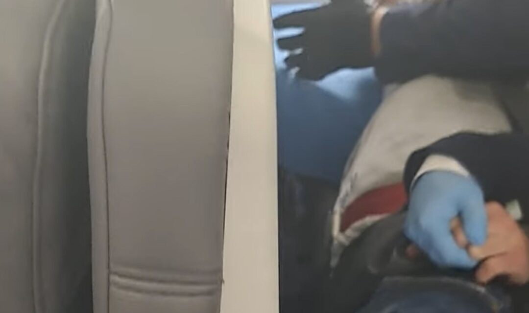 طالب لجوء سوري يقاضي ممرضة شاركت بترحيله العنيف من مطار سخيبول