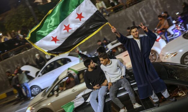 الفرحة تعم دمشق الآن بعد مرور عام على رحيل الأسد: “الحمار ذهب إلى الأبد”