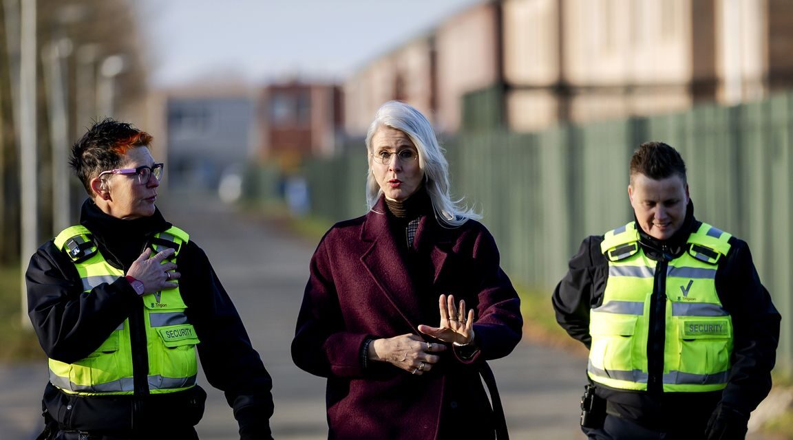 وزيرة اللجوء كايزر تلغي خدمة الحافلات المجانية إلى تير أبيل: “في هولندا، عليك شراء تذكرة”