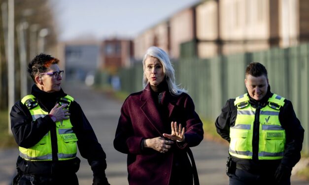 وزيرة اللجوء كايزر تلغي خدمة الحافلات المجانية إلى تير أبيل: “في هولندا، عليك شراء تذكرة”