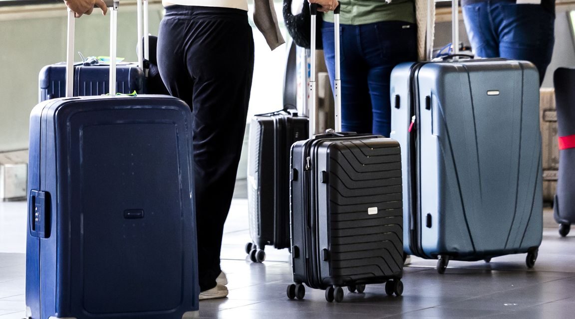 غادر آلاف المسافرين مطار سخيبول بدون حقائبهم بسبب عطل فني