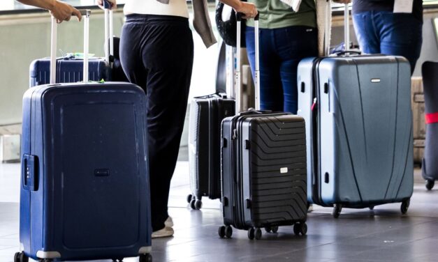 غادر آلاف المسافرين مطار سخيبول بدون حقائبهم بسبب عطل فني