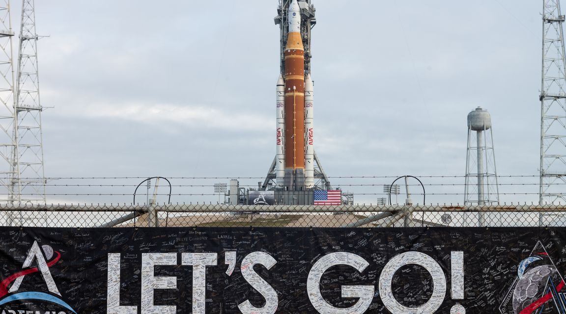 العلم الهولندي على أول رحلة مأهولة إلى القمر منذ عام 1972