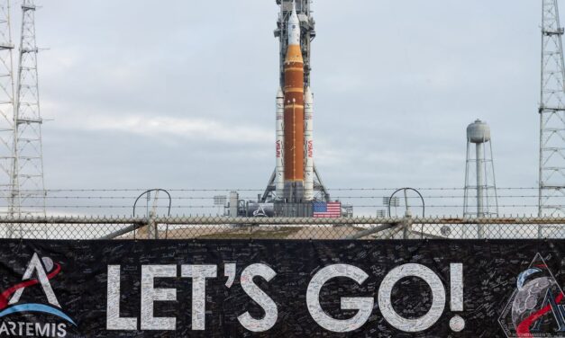 العلم الهولندي على أول رحلة مأهولة إلى القمر منذ عام 1972