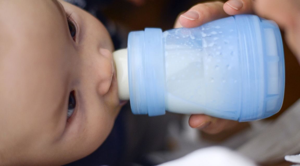 فرنسا تحقق في وفيات ناجمة عن تلوث حليب الأطفال بمادة سامة