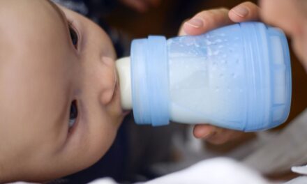 فرنسا تحقق في وفيات ناجمة عن تلوث حليب الأطفال بمادة سامة