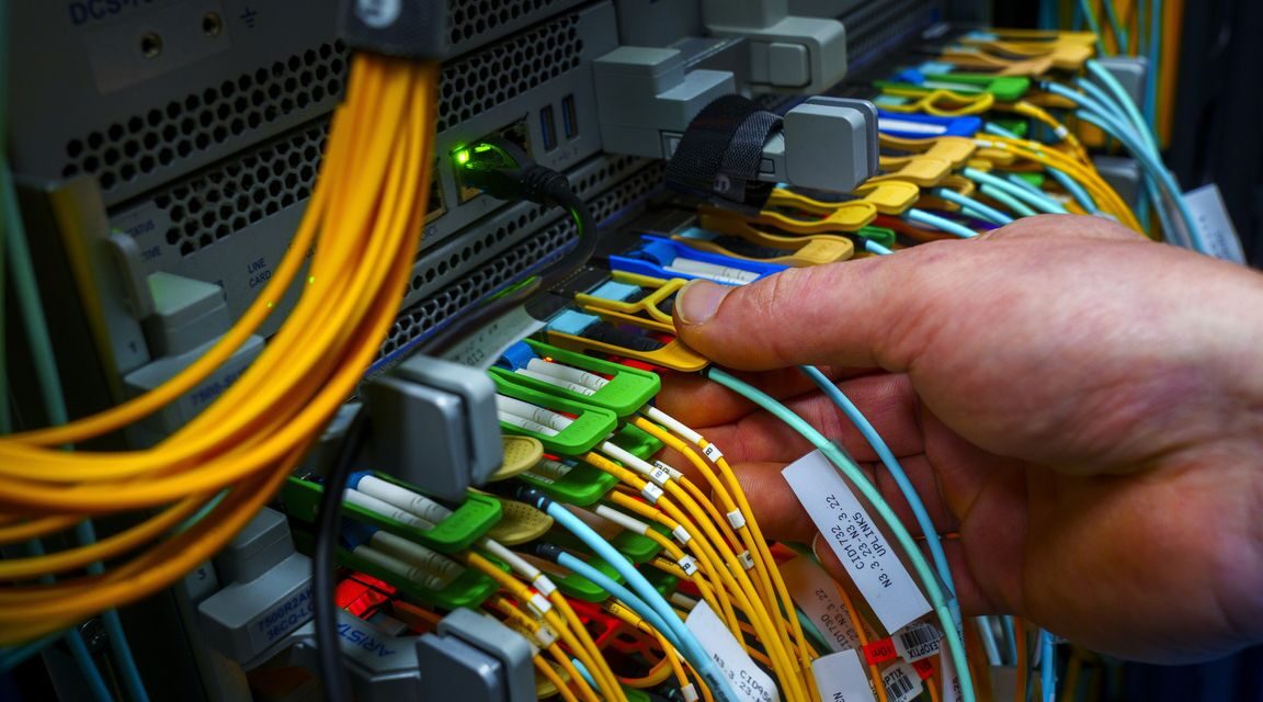 هولندا تعتمد على التكنولوجيا الأمريكية: “نحن في قبضة خانقة”