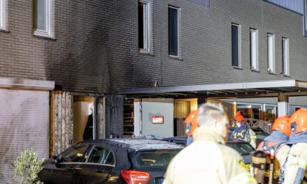 سكان منزل في أمستردام يفرون إلى السطح بعد انفجار وإطلاق نار