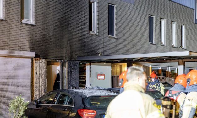 سكان منزل في أمستردام يفرون إلى السطح بعد انفجار وإطلاق نار