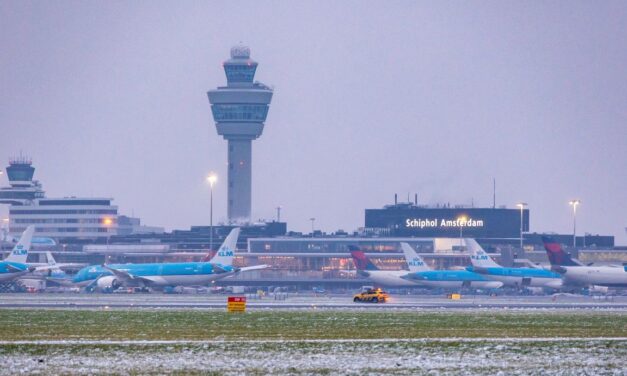 حوادث مرورية خطرة ووفاة سائق وإلغاء وتأخير رحلات طيران بسبب الطقس الشتوي السيء