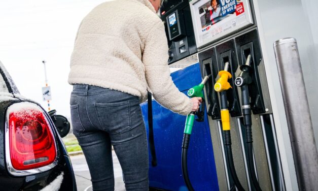 تم رفع ضريبة الإنتاج على البنزين والمزيد قادم: “استعدوا لسعر 2.50 يورو للتر الواحد”