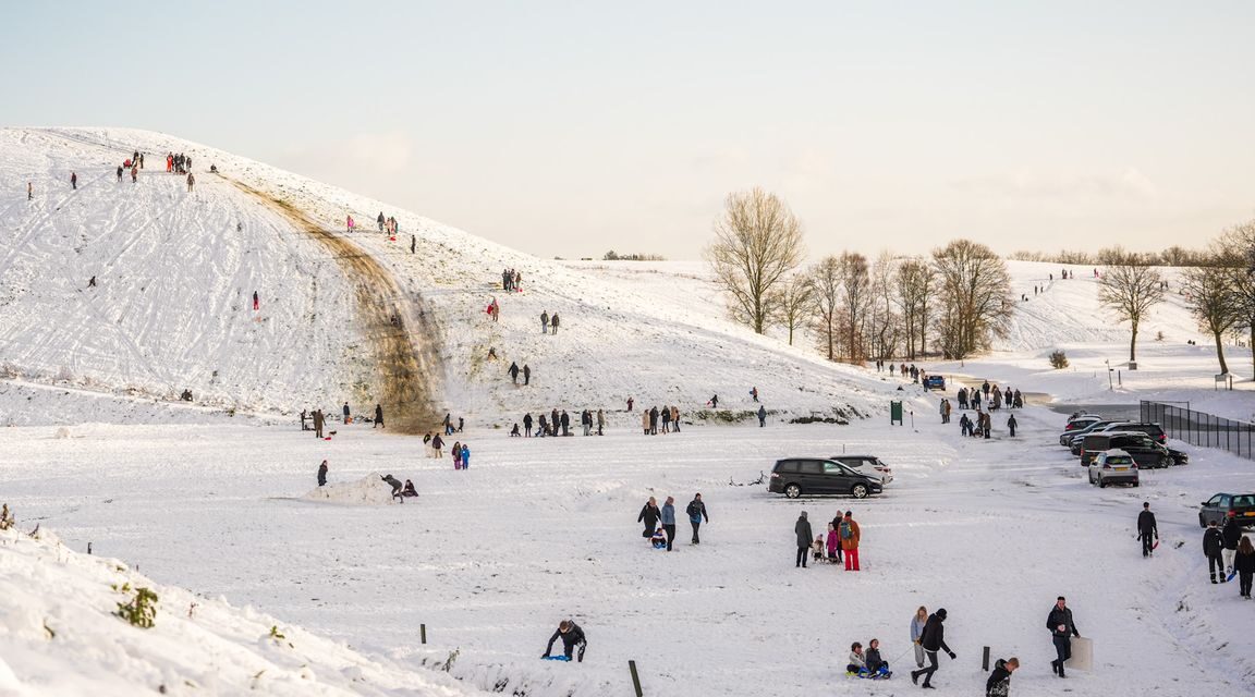 يتوافد عشاق الثلج على “جبل” برابانت والشرطة تغلق الطريق بسبب الازدحام