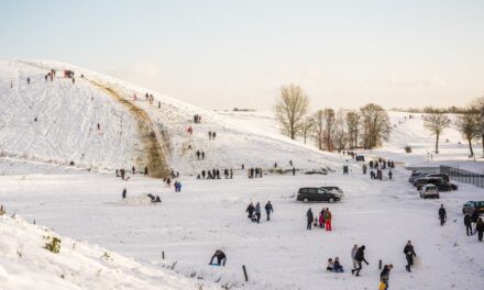 يتوافد عشاق الثلج على “جبل” برابانت والشرطة تغلق الطريق بسبب الازدحام
