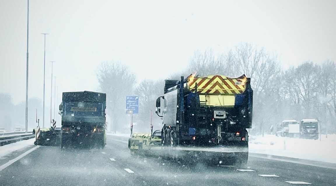 تسبب تساقط الثلوج في تعطيل حركة المرور في البلاد ومن المتوقع استمرار الاضطرابات لبقية الأسبوع