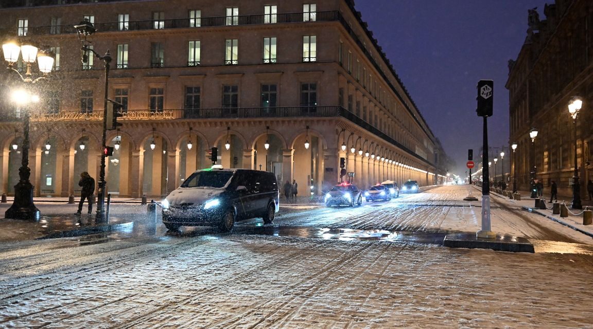 خمس وفيات على الطرق في فرنسا بسبب الأحوال الجوية الشتوية