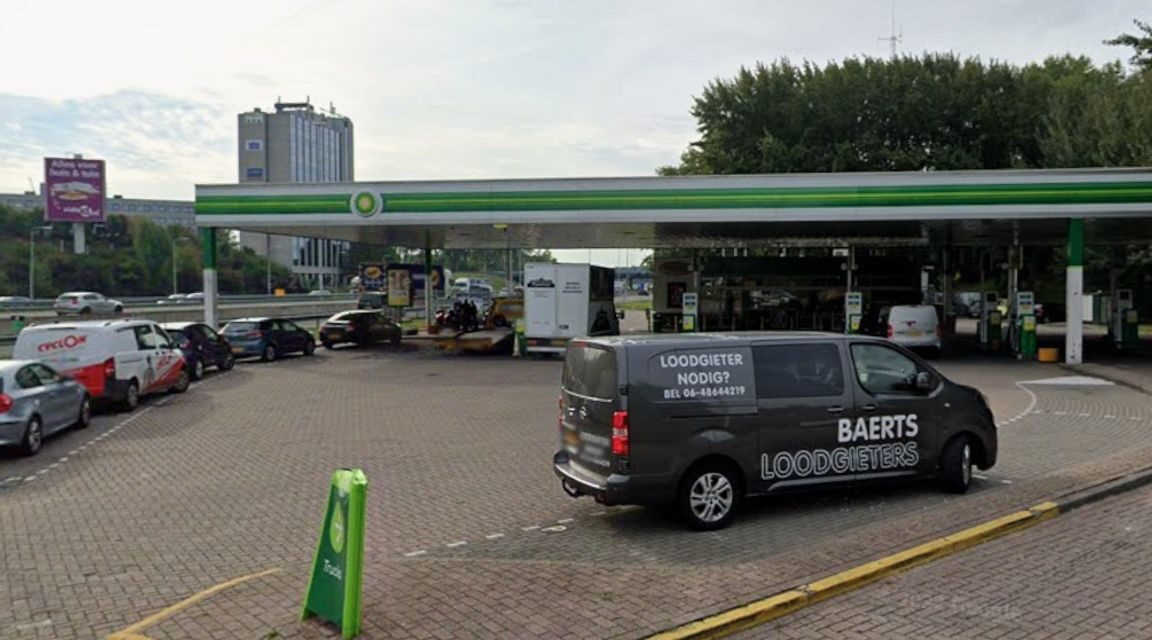 اندلاع حريق في محطة وقود في أوتريخت بعد مغادرة سيارة وخرطوم الوقود بداخلها