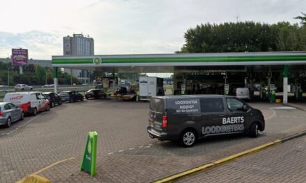 اندلاع حريق في محطة وقود في أوتريخت بعد مغادرة سيارة وخرطوم الوقود بداخلها