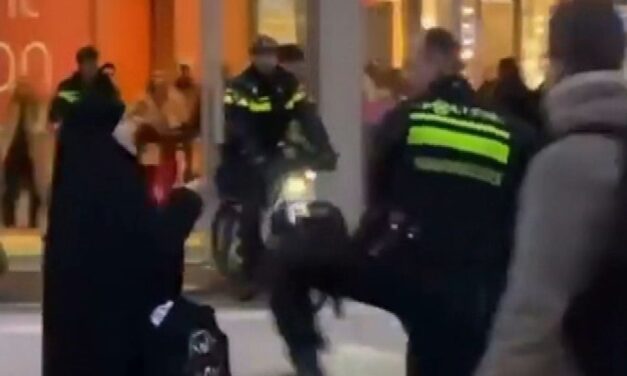 تحقق شرطة أوتريخت في أعمال عنف ارتكبها ضابط شرطة ضد امرأتين محجبتين