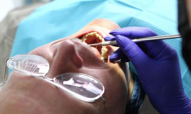 تستغل سلاسل عيادات الأسنان كبار السن كمصدر دخل رئيسي