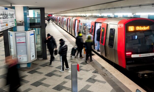 الرجل الذي أمسك امرأة وألقى بنفسه معها أسفل مترو الأنفاق في هامبورغ اختار ضحيته عشوائياً