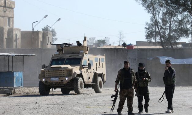 أربعة أسئلة حول الهجوم الكبير في سوريا: “الولايات المتحدة تتخلى عن الأكراد كما لو كانوا طوباً”