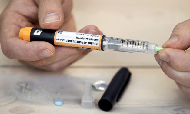 ممرضة في مؤسسة رعاية صحية مشتبه بها في محاولة قتل باستخدام  الأنسولين