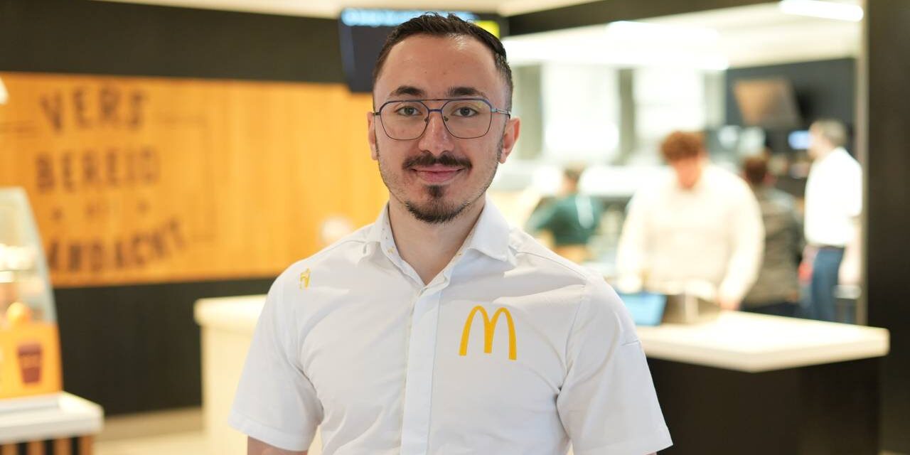 محمد (21 عامًا) فرّ من سوريا وبدأ فوراً بالعمل وهو الآن يدير مطعم ماكدونالدز