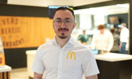 محمد (21 عامًا) فرّ من سوريا وبدأ فوراً بالعمل وهو الآن يدير مطعم ماكدونالدز