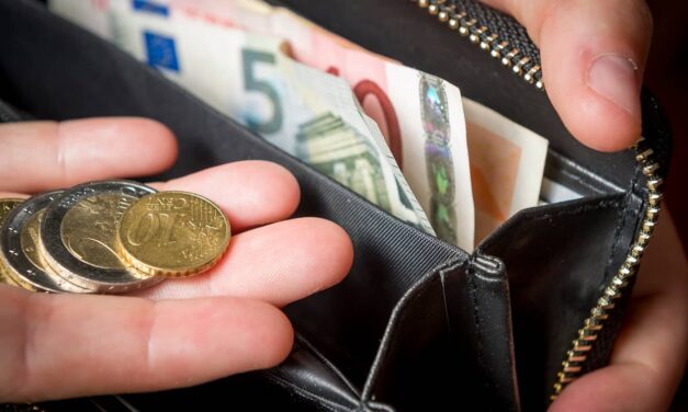 لن تحصل امرأة تتلقى المساعدة الاجتماعية على مساعدة من البلدية لشراء موقد وغسالة: كان عليها أن تدخر الأموال بنفسها!