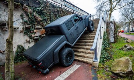 شاحنة صغيرة تتعثر على درج في أرنهيم والسائق تركها و هرب