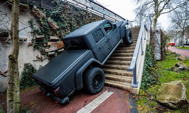 شاحنة صغيرة تتعثر على درج في أرنهيم والسائق تركها و هرب