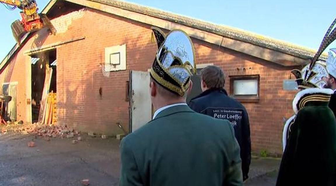 تم بناء عربة كرنفال داخل مستودع بحماس مفرط: لم يعد من الممكن إخراجها دون هدمه!