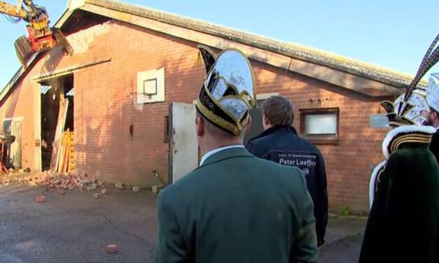 تم بناء عربة كرنفال داخل مستودع بحماس مفرط: لم يعد من الممكن إخراجها دون هدمه!