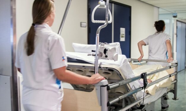 مريض مصاب بنوع من الجرب شديد العدوى في مستشفى ألميري