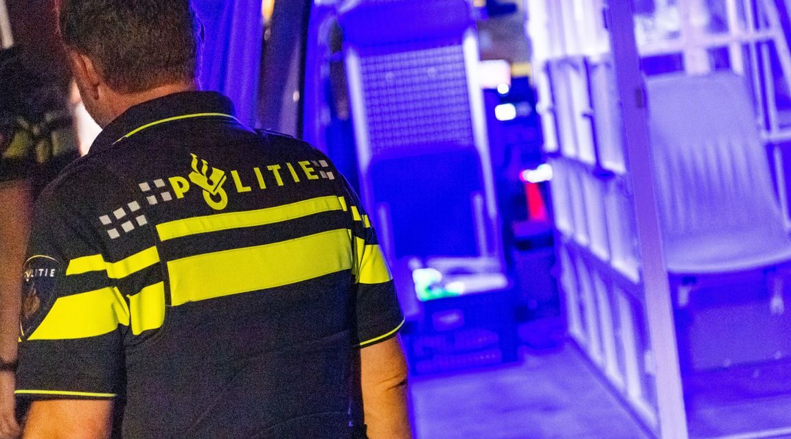 رجل يتحرش بالنساء ويتبول في حافلة الشرطة ويعض ضابط في بريدا