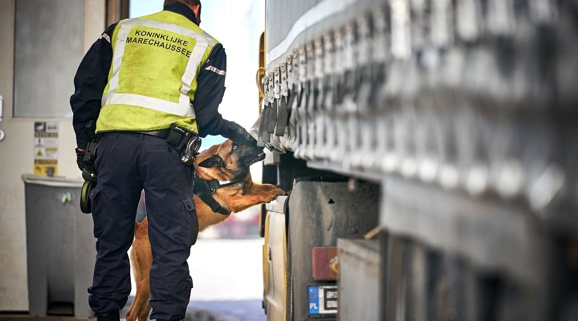 الشرطة العسكرية تكتشف سبعة عشر مهاجراً بينهم أطفال صغار في مقطورة مبردة في هوك فان هولاند