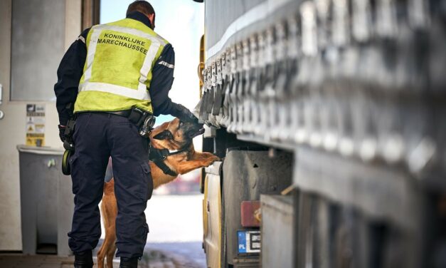 الشرطة العسكرية تكتشف سبعة عشر مهاجراً بينهم أطفال صغار في مقطورة مبردة في هوك فان هولاند