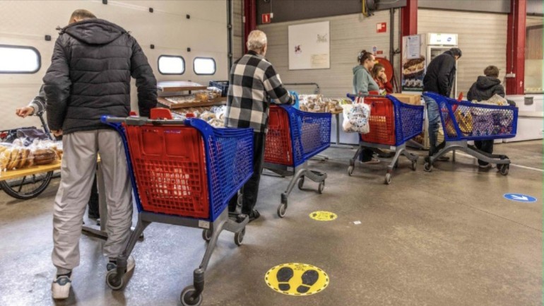 الفقر يتفاقم: حتى العاملين لحسابهم الخاص و مالكي المنازل والسيارات يلجئون إلى بنوك الطعام