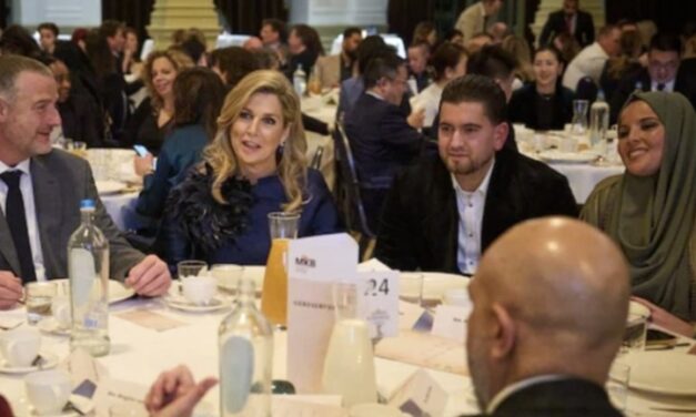 الملكة مكسيما تشارك المسلمين وجبة الإفطار الرمضانية في دانهاخ: “إنها ملكة الجميع”