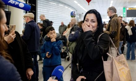 هبوط أول طائرة في مطار سخيبول تقل مواطنين هولنديين كانوا عالقين في الشرق الأوسط بسبب الحرب